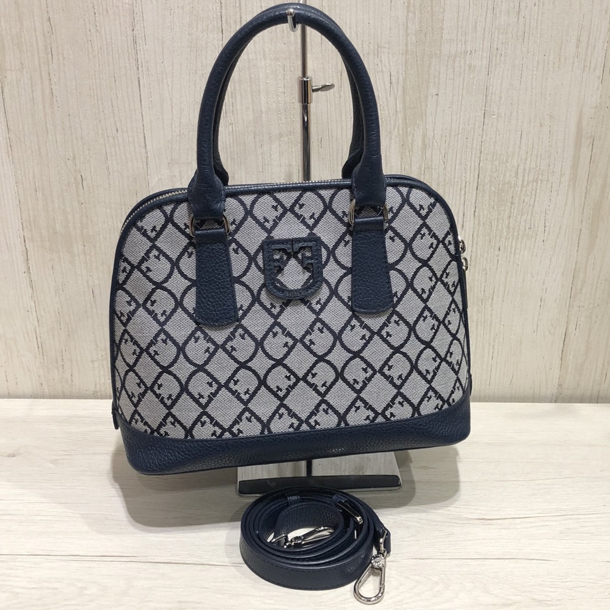 送料無料，格安 Furla フルラ ハンドバッグ ショルダーバッグ 2way キャンバス&times;レザー ネイビー系 ショルダーバッグ ネイビー系(ハンドバッグ)｜売買されたオークション情報、yahooの商品情報をアーカイブ ハンドバッグ