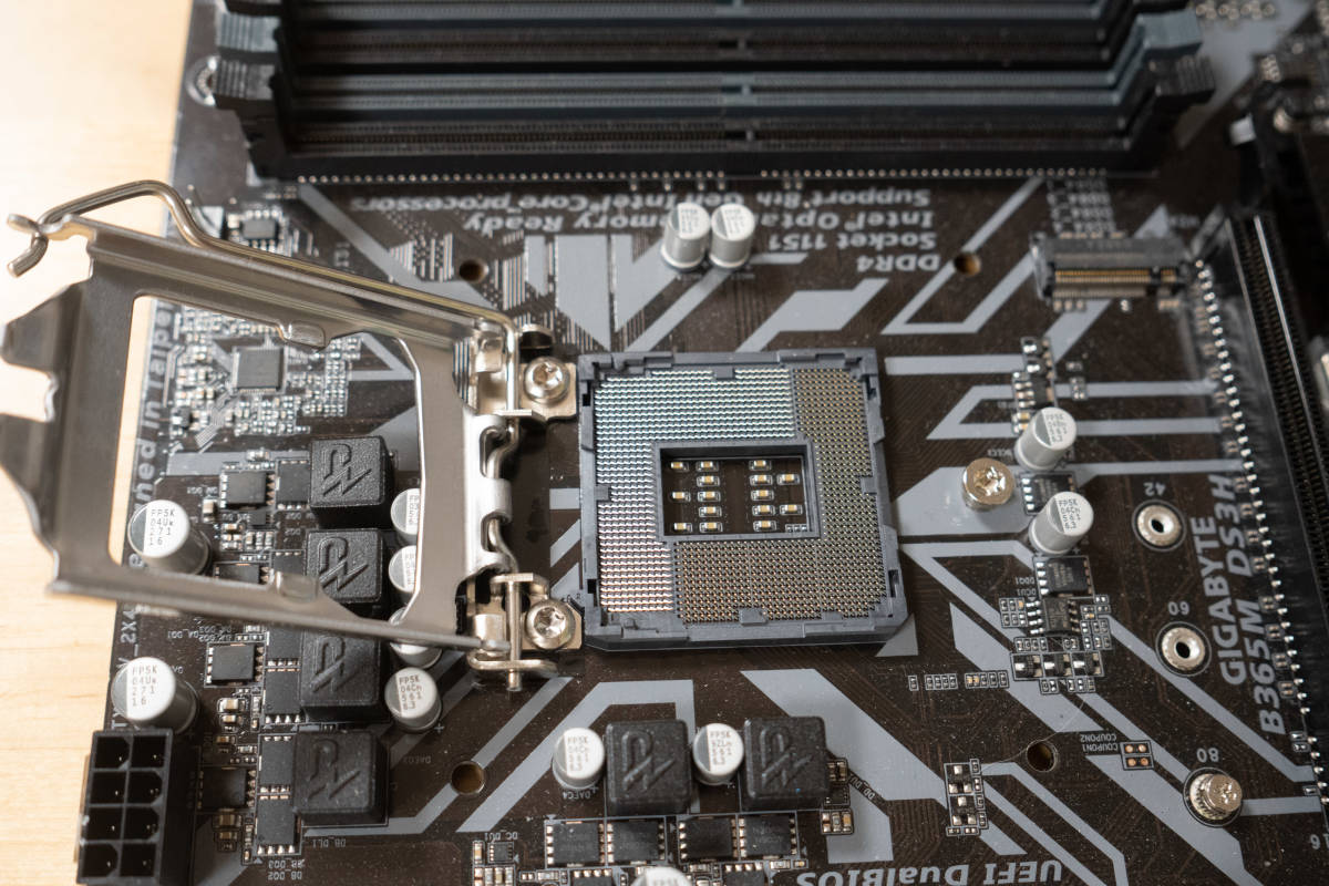 送込中古PCケースM-ATXmicro+マザボB365M DS3H＋CPU - メルカリ