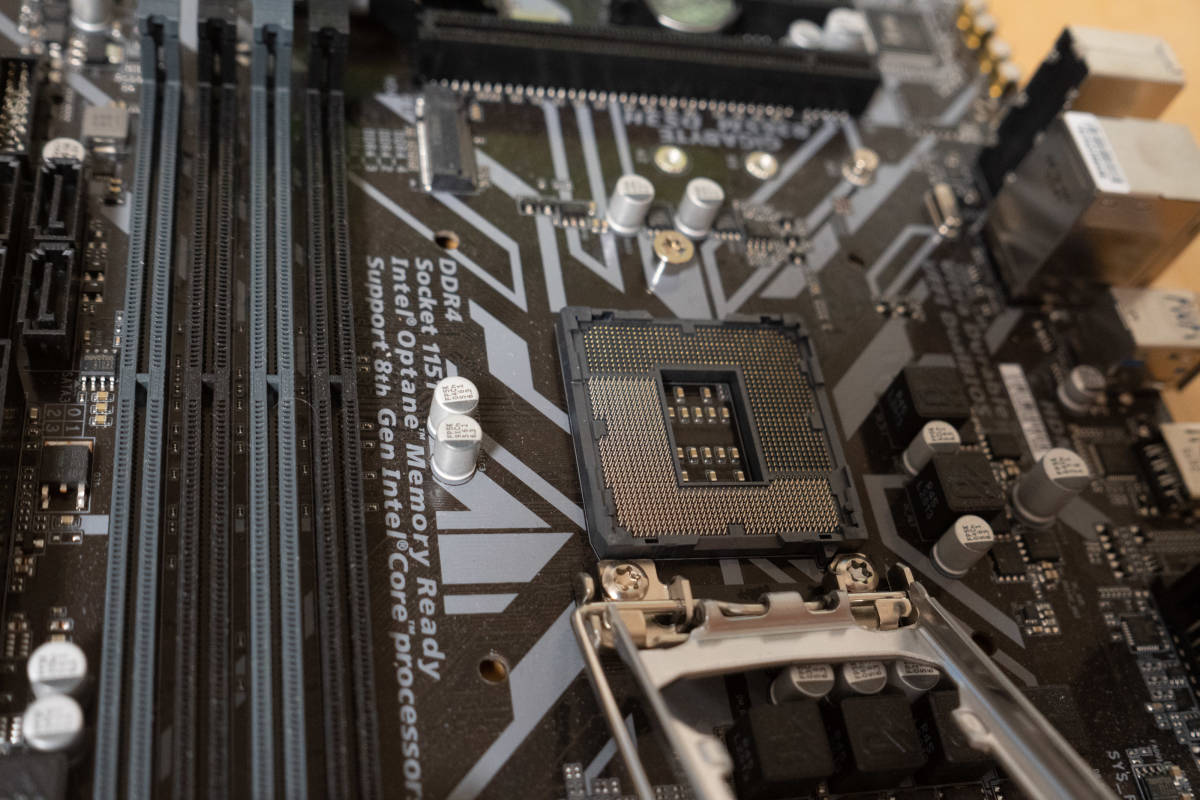 送込中古PCケースM-ATXmicro+マザボB365M DS3H＋CPU - メルカリ