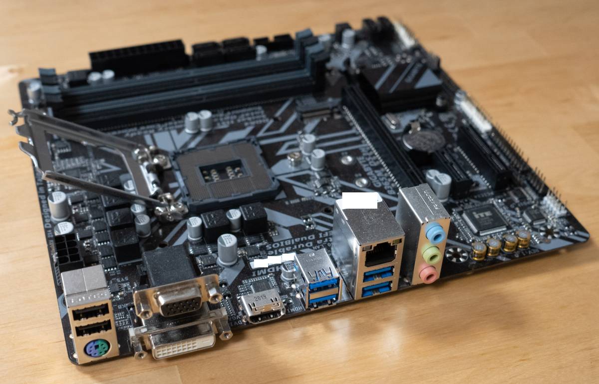 送込中古PCケースM-ATXmicro+マザボB365M DS3H＋CPU - メルカリ