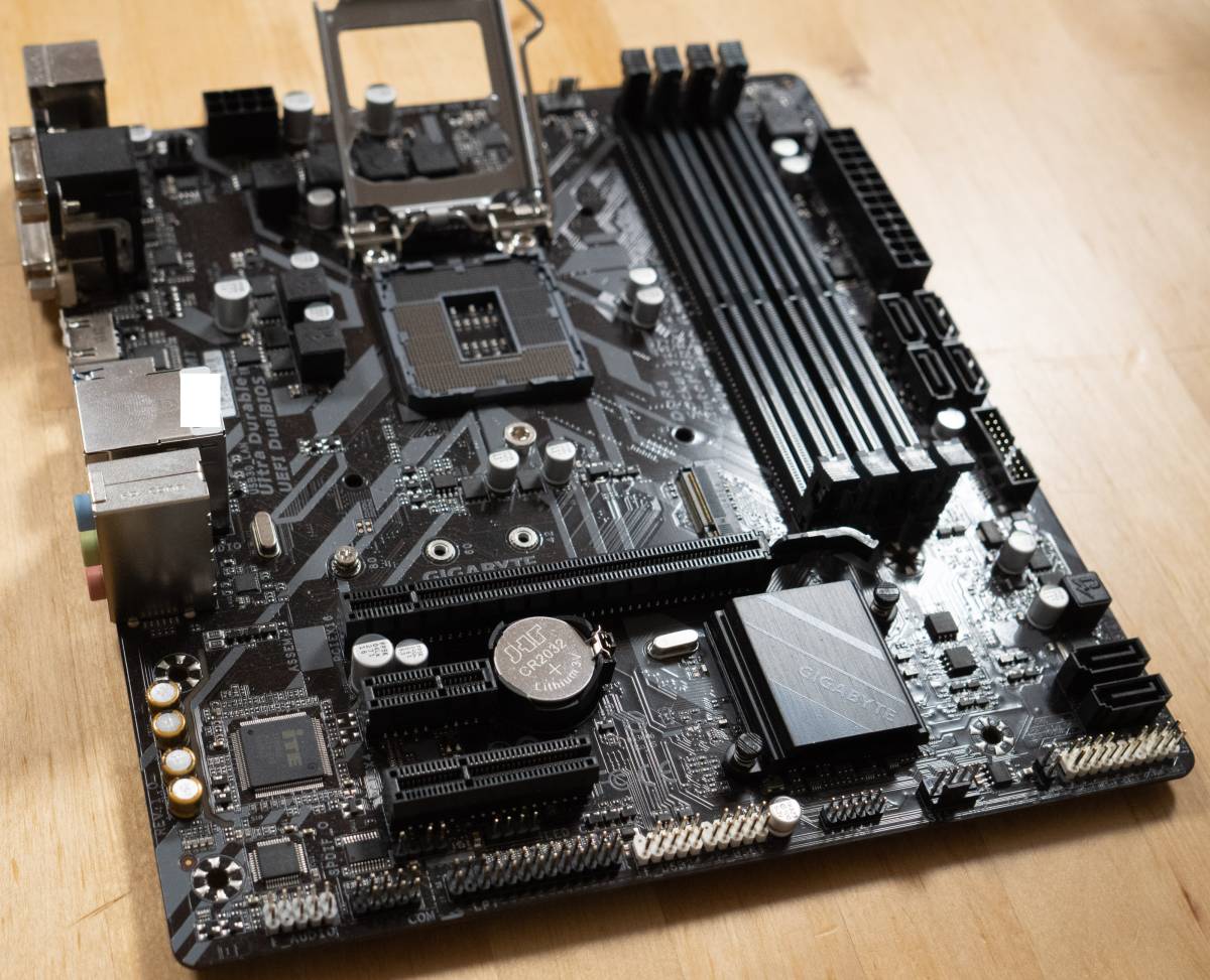 送込中古PCケースM-ATXmicro+マザボB365M DS3H＋CPU - メルカリ