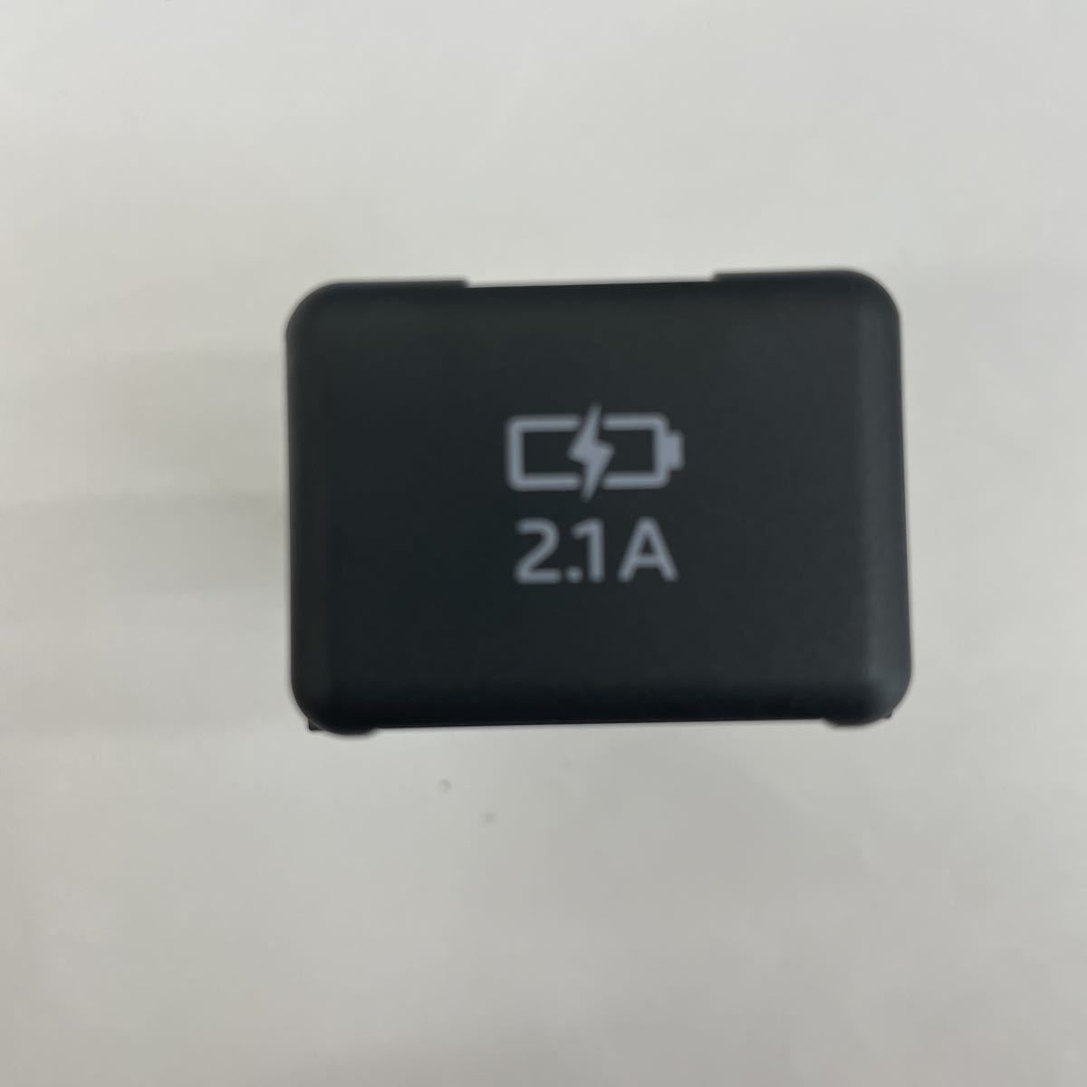 新車外しダイハツ 85532-B1010 純正USBチャージャー ソケット 新型