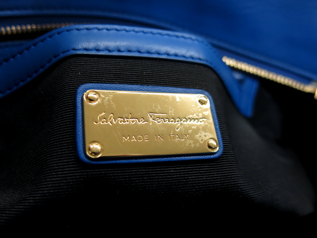 ○超美品○Salvatore Ferragamo フェラガモ○ロゴ型押し 総柄○カーフ
