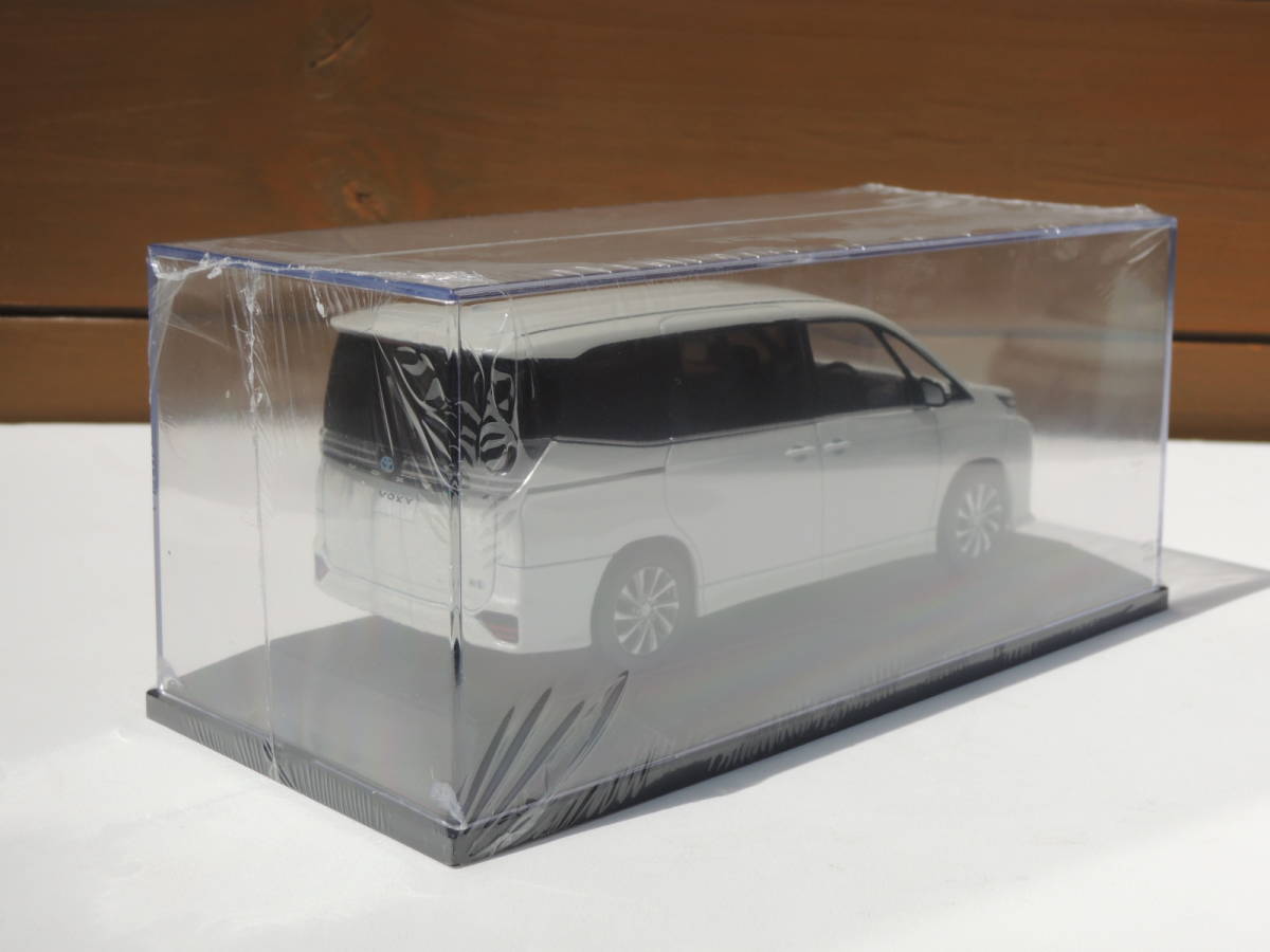 ミニカー】 新型 ヴォクシー ホワイトパール 1/30 15cm程度サイズ 
