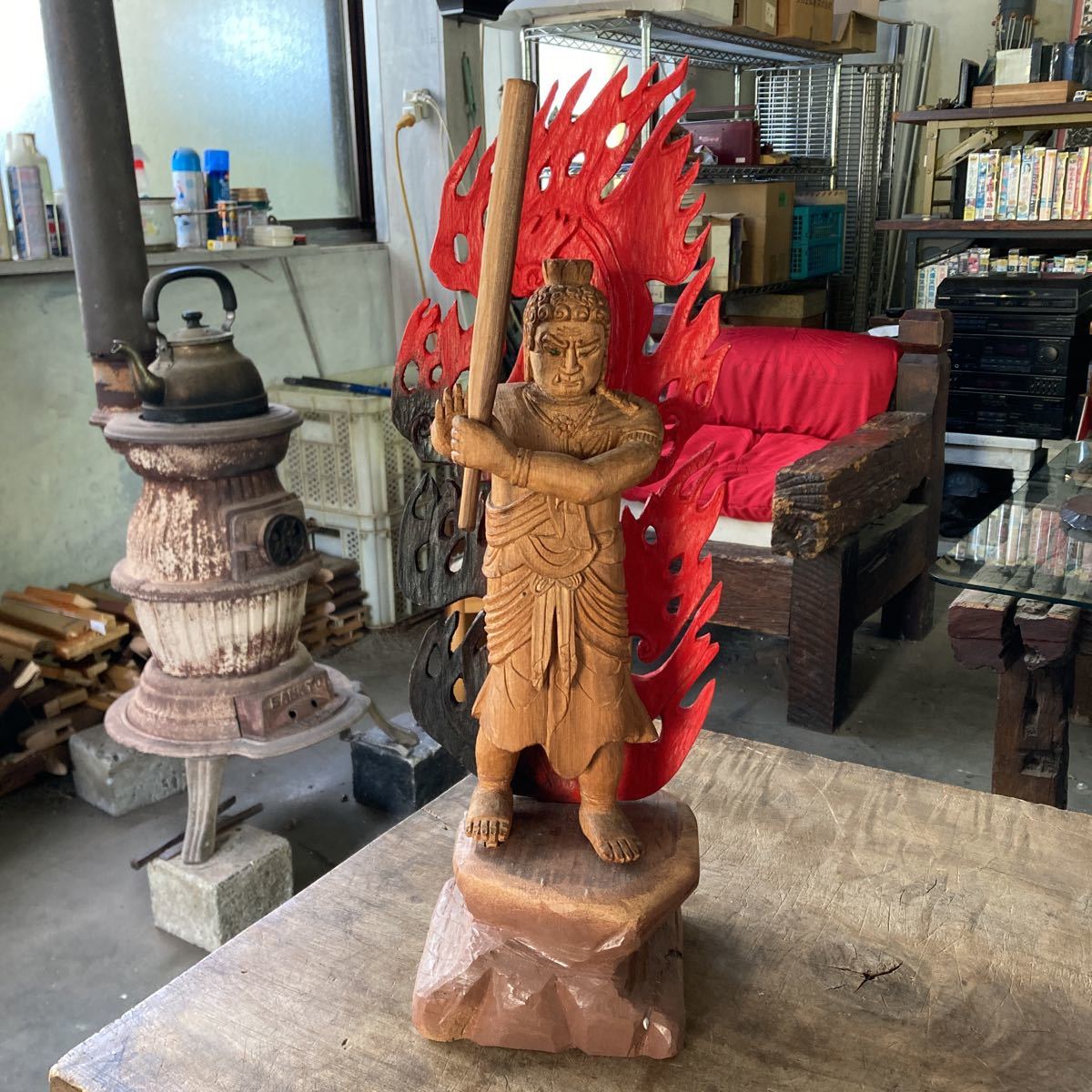 棍棒を持ってる仏像 木彫 仏像 火の背面 台付き 木彫り ユニーク 棍棒を持ってる仏像 木彫 仏像 火の背面 台付き 木彫り ユニーク