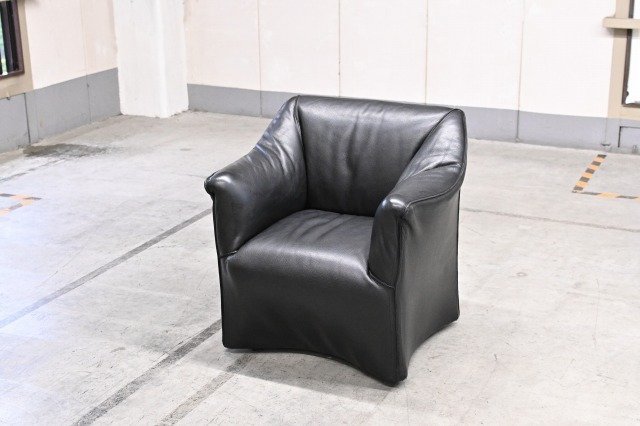 Cassina 90万「684 PICCOLA TENTAZIONE」ラウンジアームチェアa 本革