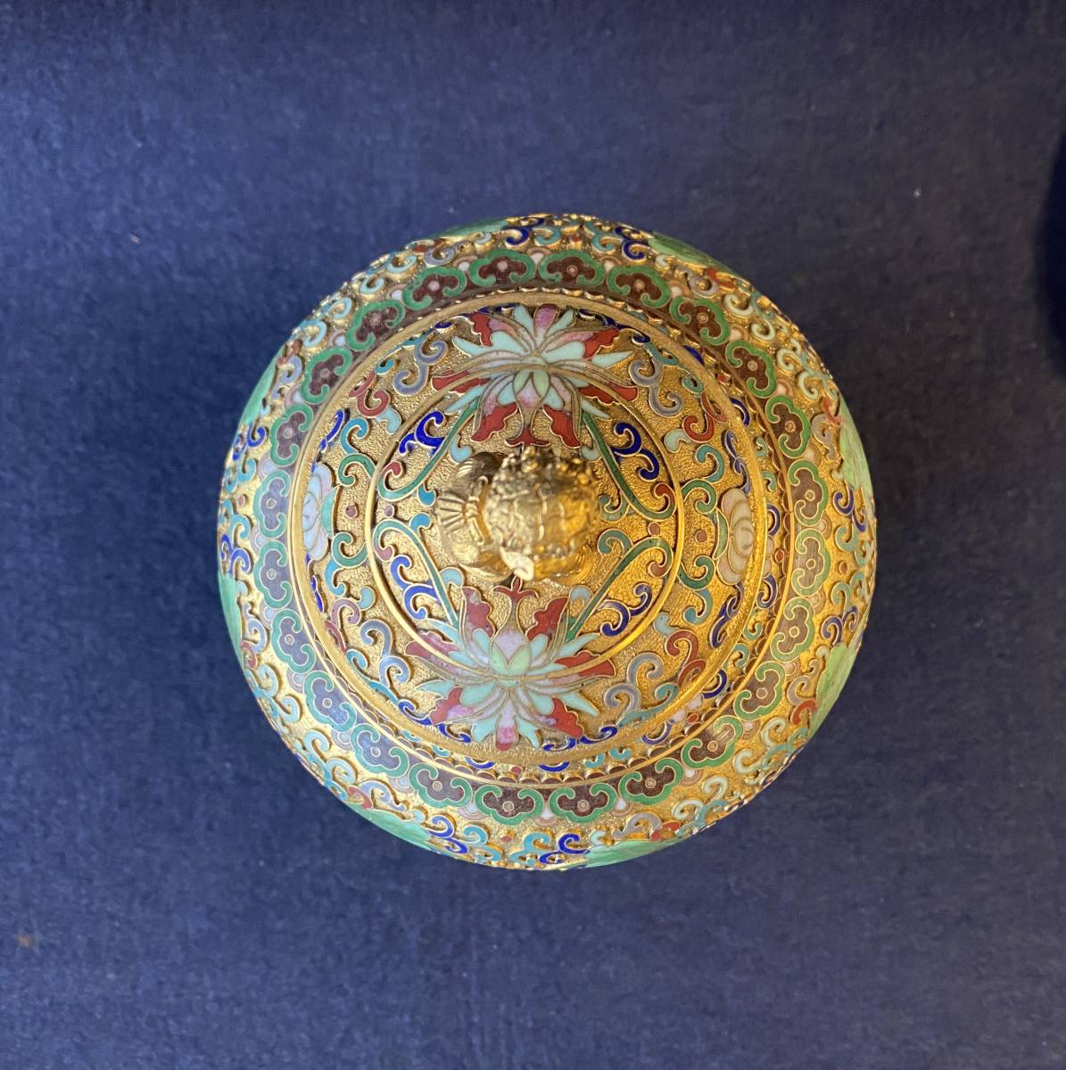 美品 中国工芸 浮彫 金彩 蓋付壺 木製台座付き 香炉型 七宝焼 琺瑯