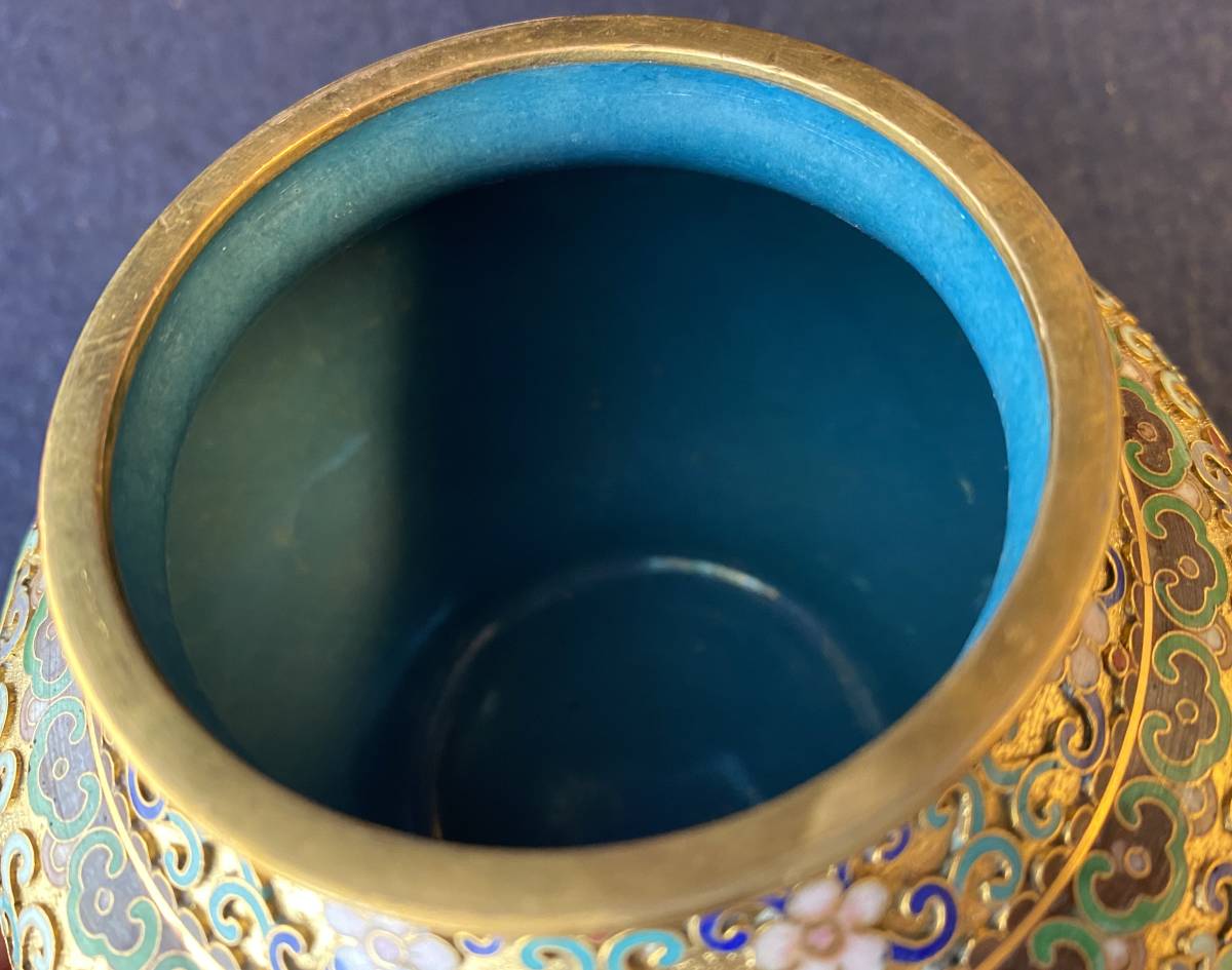 美品 中国工芸 浮彫 金彩 蓋付壺 木製台座付き 香炉型 七宝焼 琺瑯