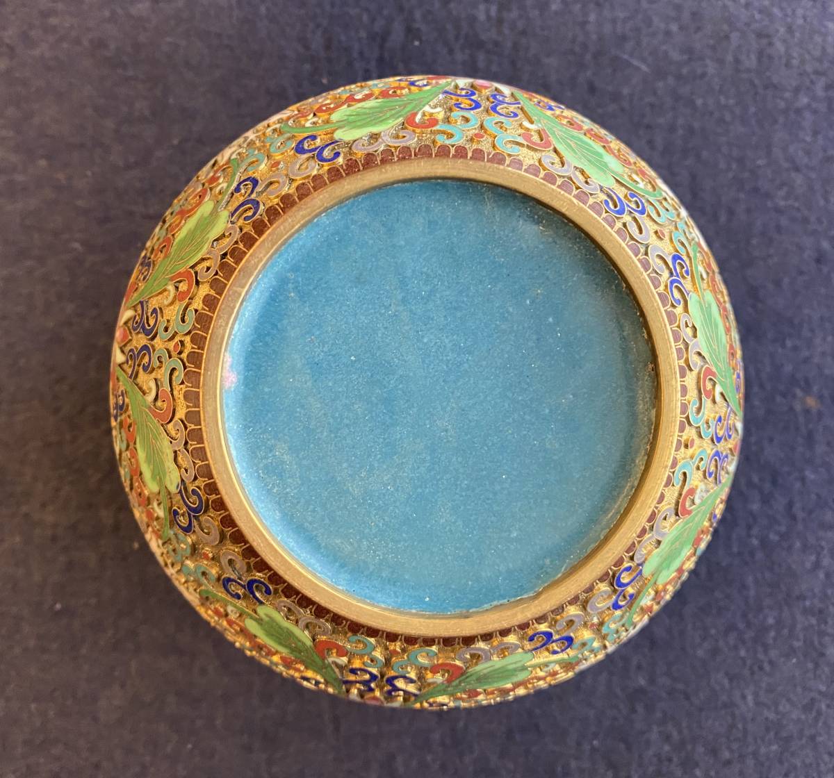 美品 中国工芸 浮彫 金彩 蓋付壺 木製台座付き 香炉型 七宝焼 琺瑯