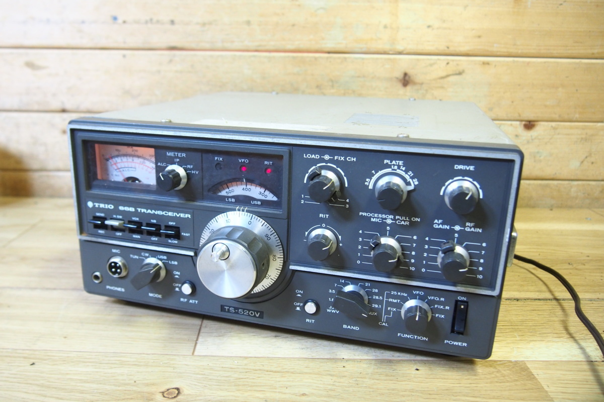 ☆【T0420-8】 TRIO トリオ SSBトランシーバー 無線機 TS-520V 通電OK