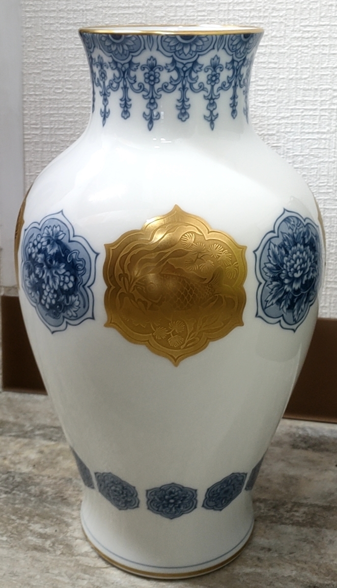 大倉陶園 Okura China 白磁 金蝕バラ 大花瓶 壺 高さ36cm 1766⁄OKURA