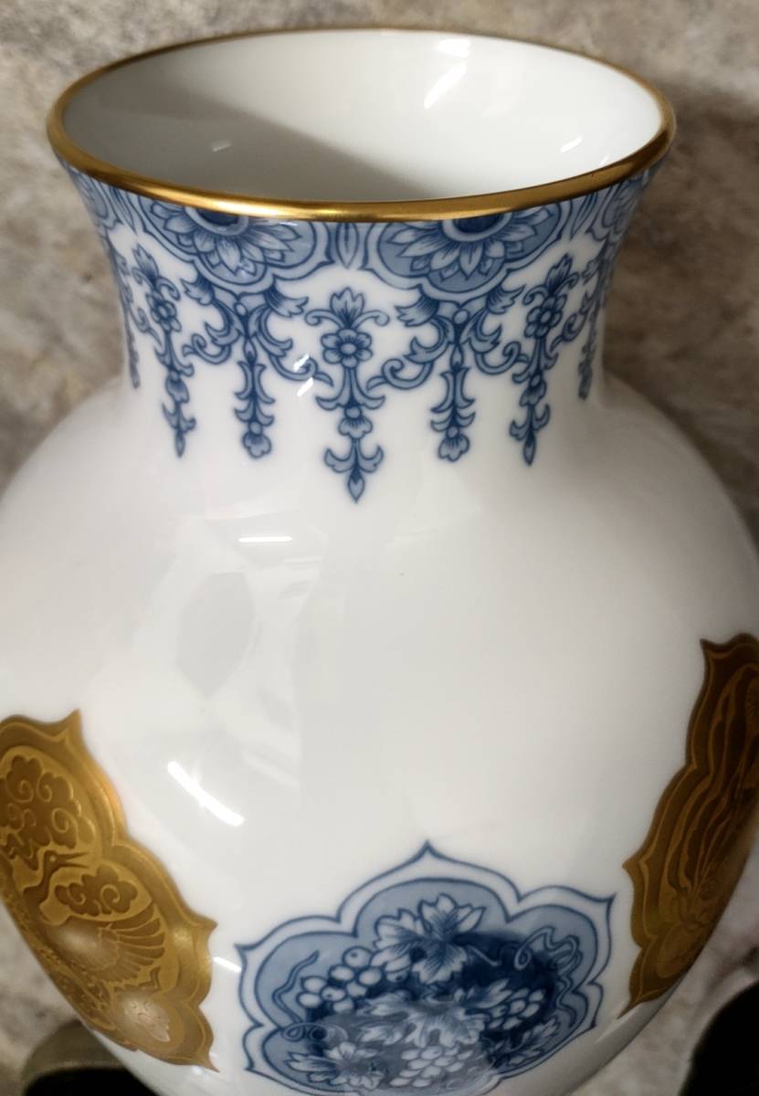 大倉陶園 Okura China 白磁 金蝕バラ 大花瓶 壺 高さ36cm 1766⁄OKURA
