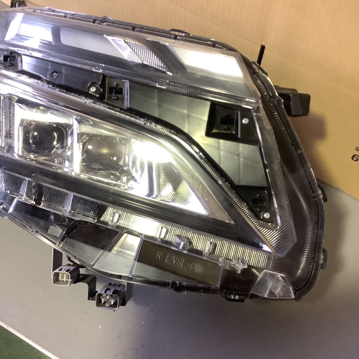 1496 TOYOTA ヴォクシー　右　ヘッドライト　ZRR80　後期　LED　28-240 