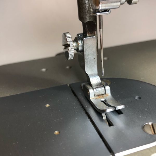 ジャンク JUKI TL-82 ジューキ 職業用ミシン 卓上型電動式 足踏み