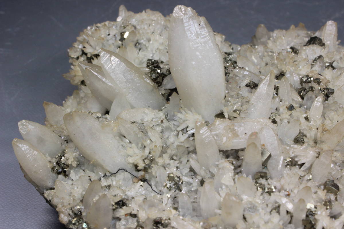 秋田県大館市 花岡鉱山 鉱石 水晶 黄鉄鉱 約1010g 鉱石 鉱物 標本(原石 