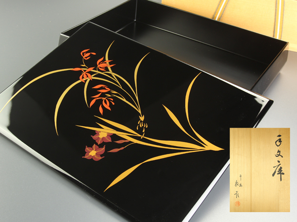 琴》送料無料 平安象彦作 水仙蒔絵手文庫 共箱 WF783 【公式通販】