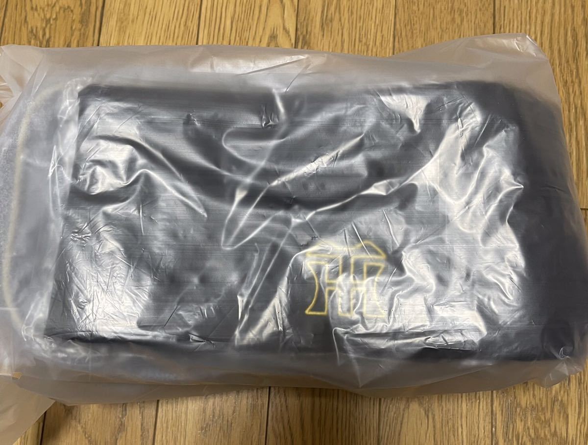 新品未開封 阪神タイガース ミズノ製 エナメルミニバッグ