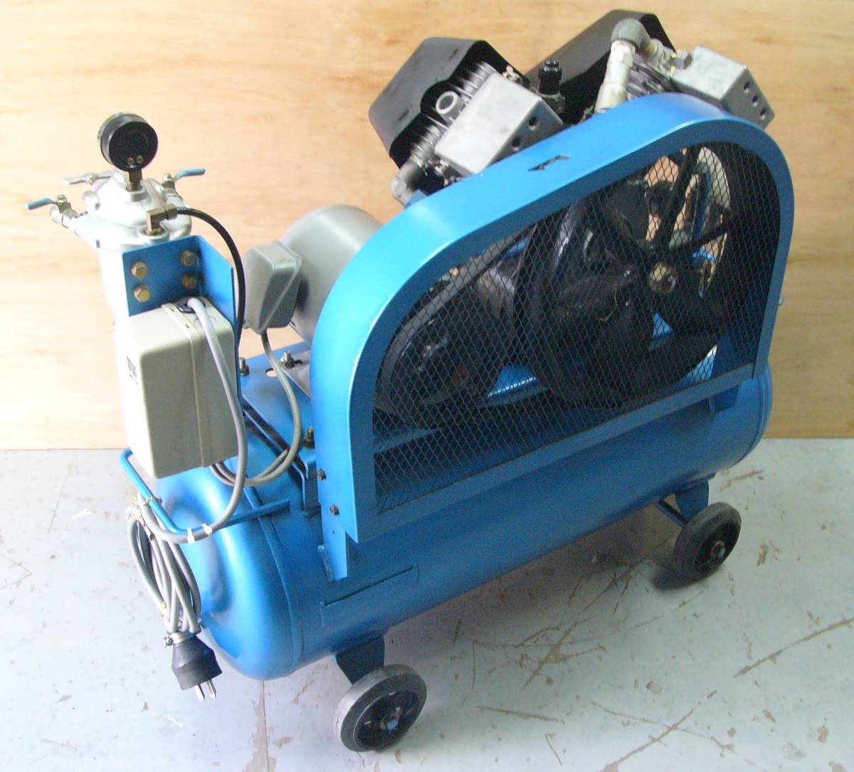 吉田コンプレッサー　岩田製　三相２００Ｖ ５０Ｈｚ ２馬力 プロ整備品　動作良 コンプレッサー アネスト岩田 2馬力 電源:三相200V アネスト岩田(ANEST 三相200V（オイルタイプ