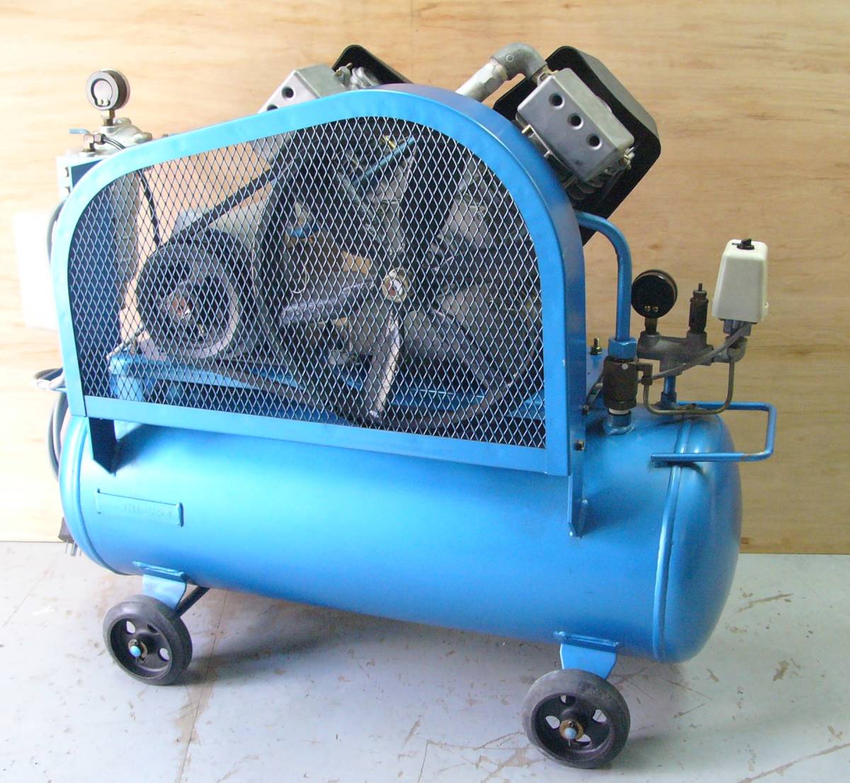 吉田コンプレッサー　岩田製　三相２００Ｖ ５０Ｈｚ ２馬力 プロ整備品　動作良 コンプレッサー アネスト岩田 2馬力 電源:三相200V アネスト岩田(ANEST 三相200V（オイルタイプ