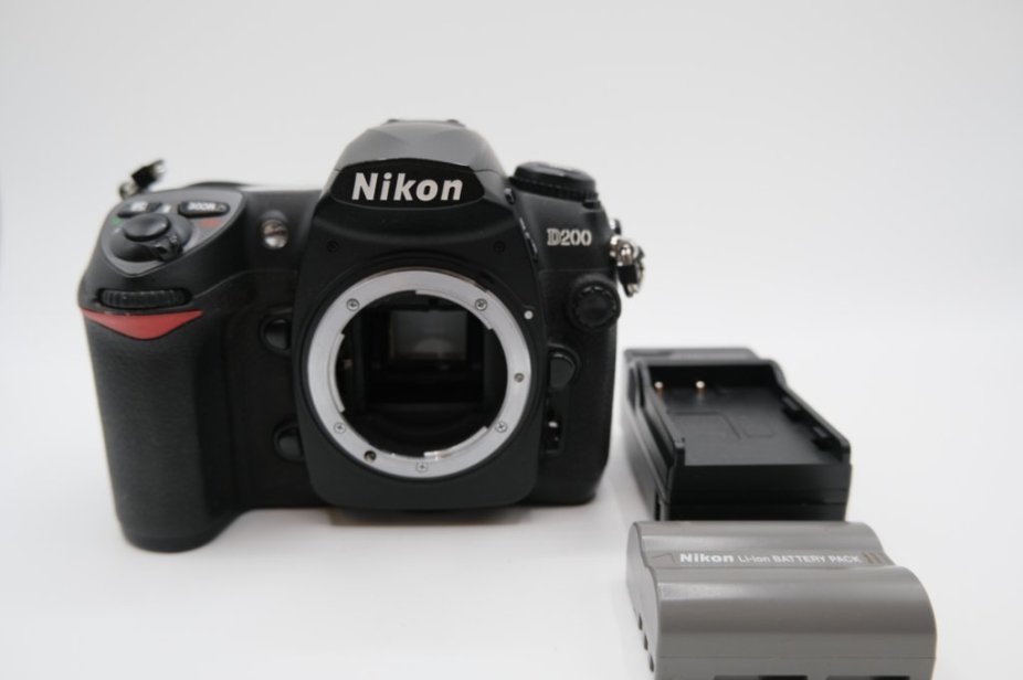 赤字超特価，高品質 ニコン D200 ボディ バッテリー＋充電器付き(ニコン)｜売買されたオークション情報、yahooの商品情報をアーカイブ公開 - オークファン ニコン