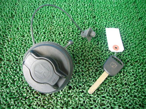 HA8　アクティ　燃料キャップ　フューエルキャップ　給油口　カギ　セット　北海道沖縄送料別　R40326-1