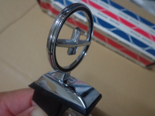 Y30グロリア ワゴン用？ 新品 ボンネットマスコット (日産 