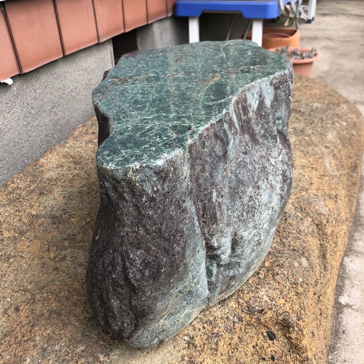 蛇紋岩 蛇紋石 緑石 天然石 物置石 置物石 腰掛け石 鉱物 鉱石 庭石