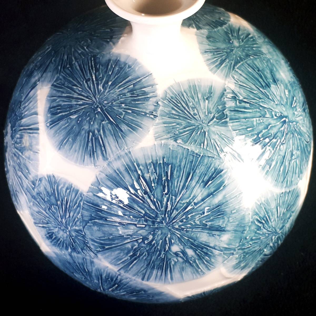藤井朱明 飾り壺 花器 日展人気作家 鶴首早春花瓶 有田焼 人間国宝 共箱なし ☆人間国宝【藤井朱明】日展人気作家 飾り壺(花火) 栞 有田焼 陶器