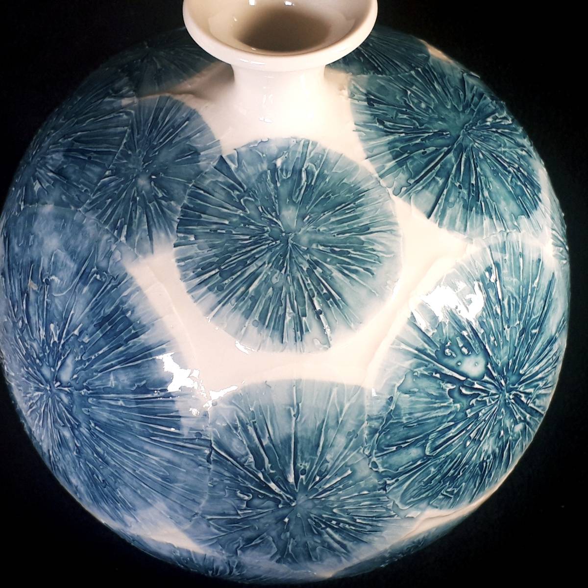 藤井朱明 壺 飾り壺 花器 日展人気作家 朝日雪景色 花瓶 人間国宝 共箱付 ☆人間国宝【藤井朱明】日展人気作家 飾り壺(花火) 栞 有田焼 陶器