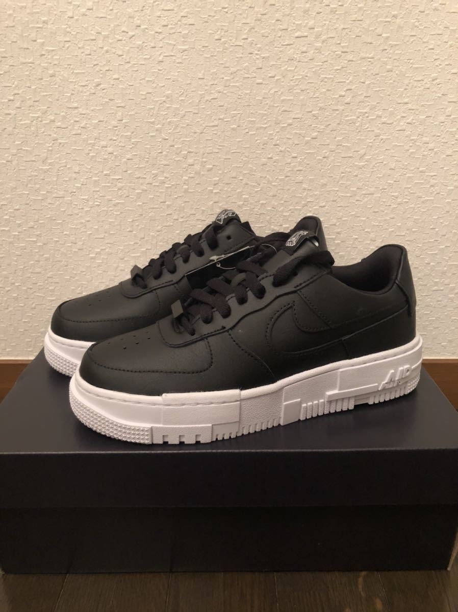 NIKE ナイキ　エアフォース1 ピクセル　ウィメンズ24cm ブラック　ホワイト　AIR FORCE1 厚底　レディース ピクセル エアフォース1 ナイキ スニーカー ワン 2&frasl;8までの限定価格！ナイキウィメンズエアフォース1ローピク