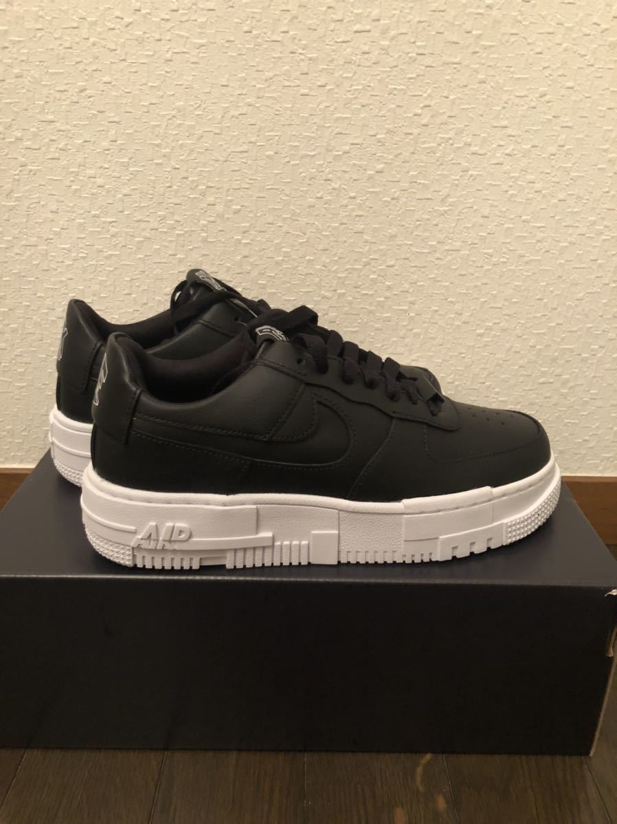 NIKE ナイキ　エアフォース1 ピクセル　ウィメンズ24cm ブラック　ホワイト　AIR FORCE1 厚底　レディース ピクセル エアフォース1 ナイキ スニーカー ワン 2&frasl;8までの限定価格！ナイキウィメンズエアフォース1ローピク