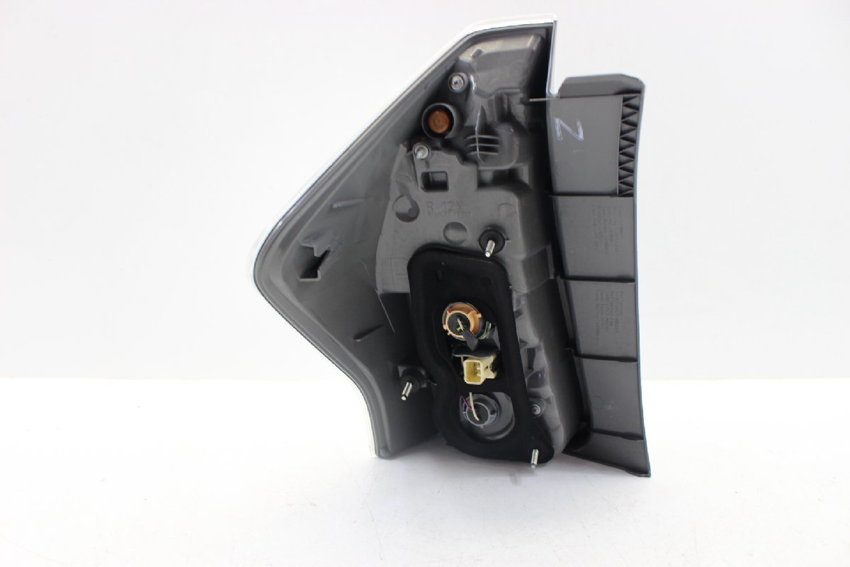 美品/破損無 プリウスα アルファ ZVW41W LED テールライト ランプ 右 