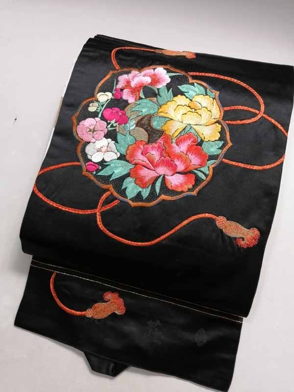 きものさらさ アンティーク着物帯 黒繻子地 刺繍 大正ロマン 牡丹 正絹 名古屋帯(仕立て上がり)|売買されたオークション情報、yahooの ...