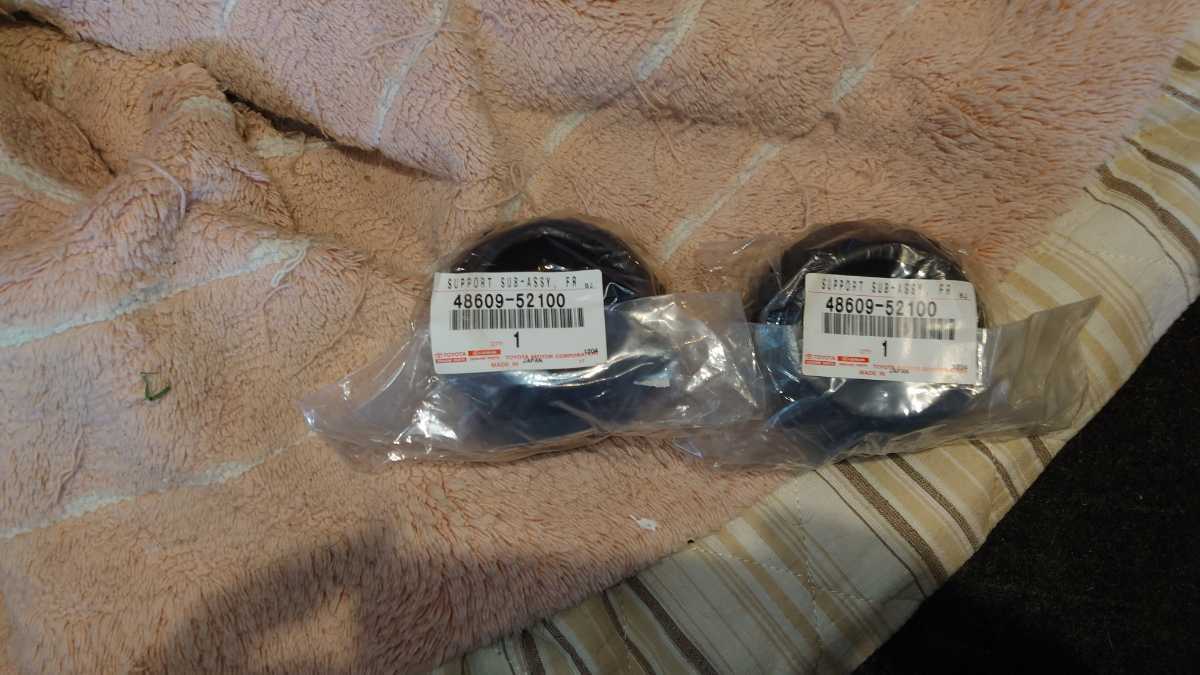 トヨタ純正 NSP130系 ヴィッツ フロントアッパーマウント 2個セット