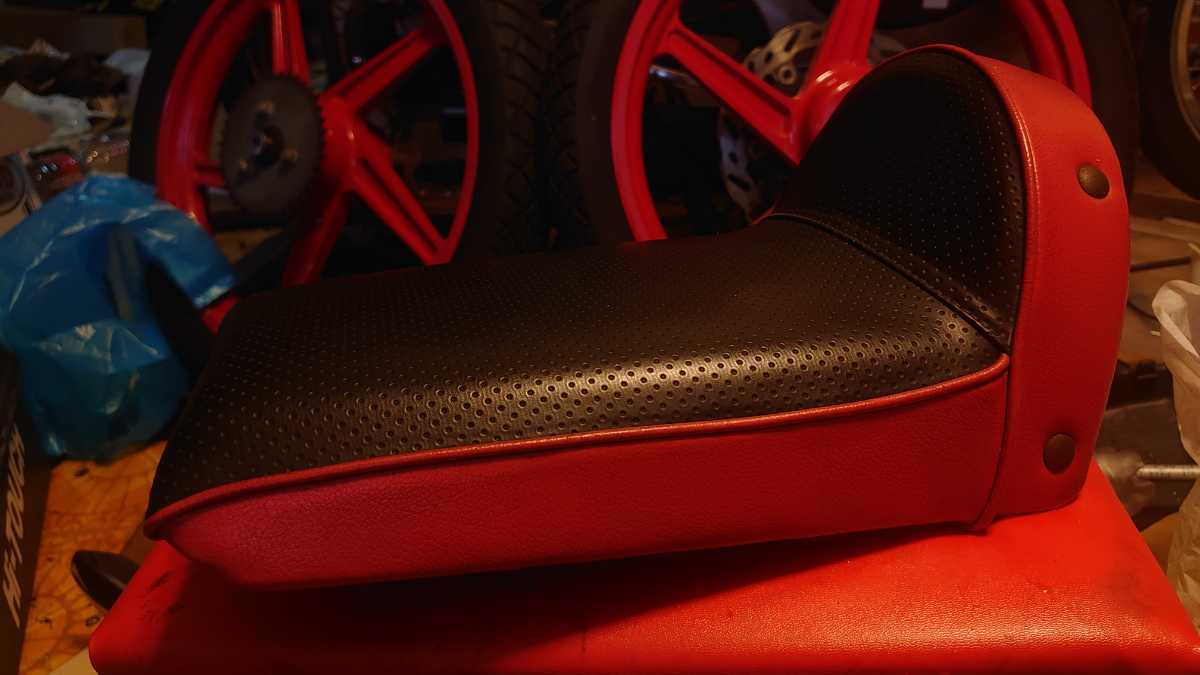 ホンダ ドリーム50 シート 張替え済み パンチングレザー | HONDA