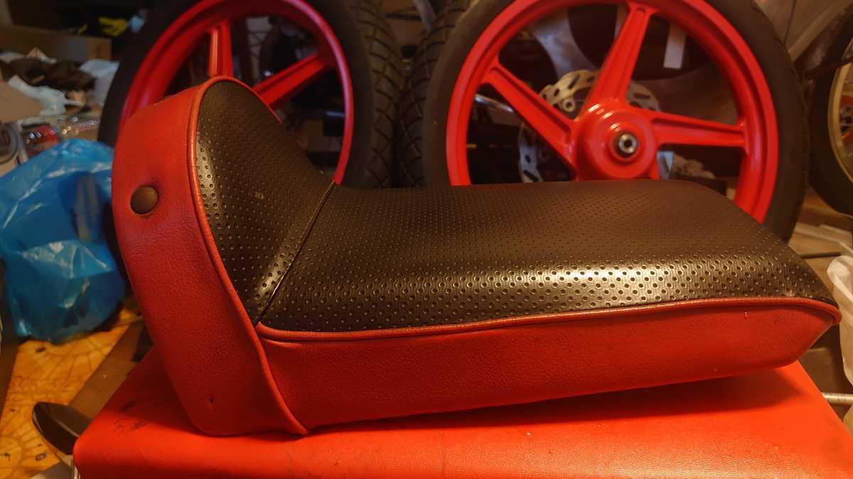 ホンダ ドリーム50 シート 張替え済み パンチングレザー | HONDA