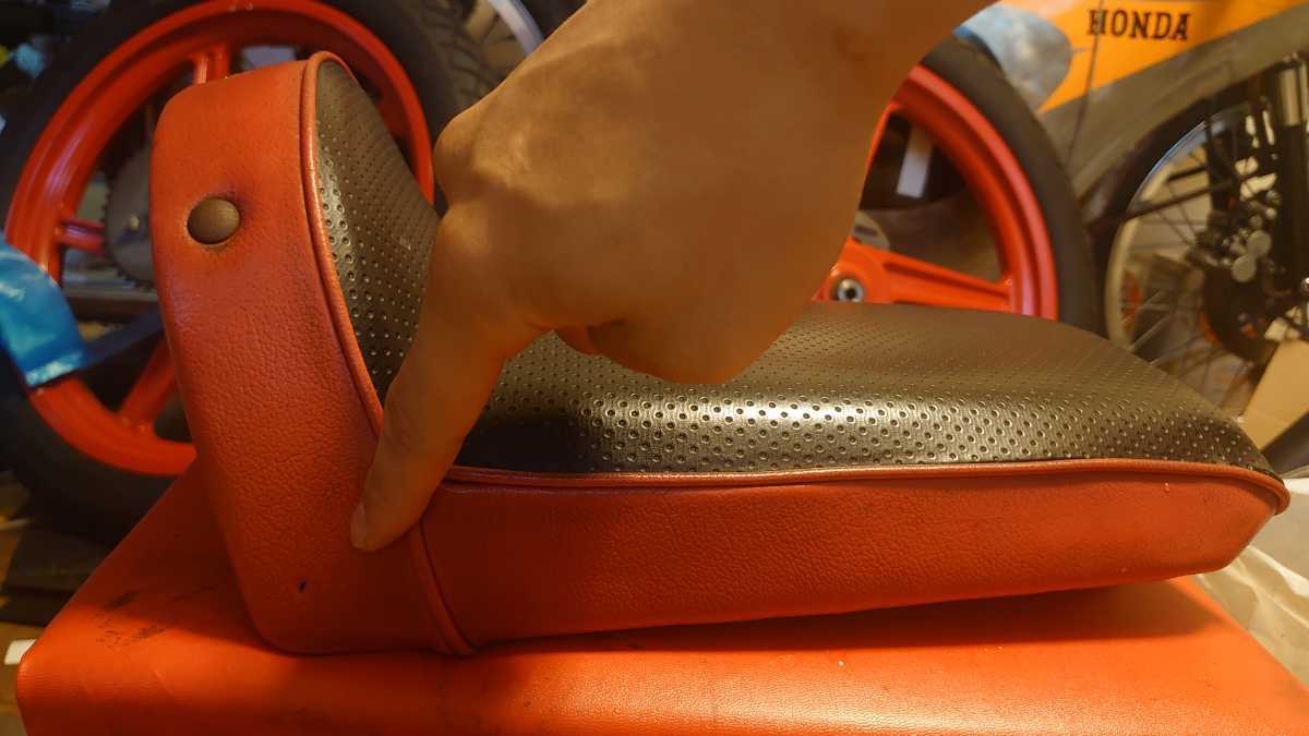 ホンダ ドリーム50 シート 張替え済み パンチングレザー | HONDA