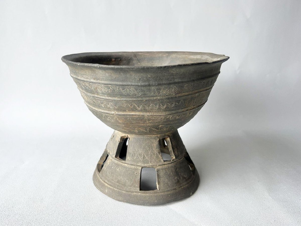 | 新羅土器 文化遺産オンライン 高杯 鶴田 純久の章 お話 鼈甲製 昭和初期 箱付 三越販売 松に蛸唐草透かし入り櫛 - 櫛目波状文壺 Collection 藤巻百貨店