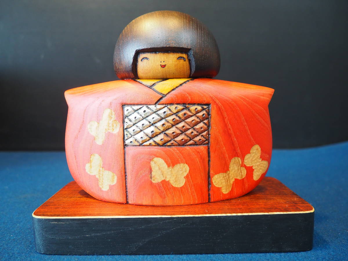 昭和レトロ 関口三作 黄綬褒章受賞 創作こけし 彩色木彫 郷土玩具 こけし 人形 創作こけし 関口三作 「蝶」 現代の名工 三作木仮子 木札付 箱入り