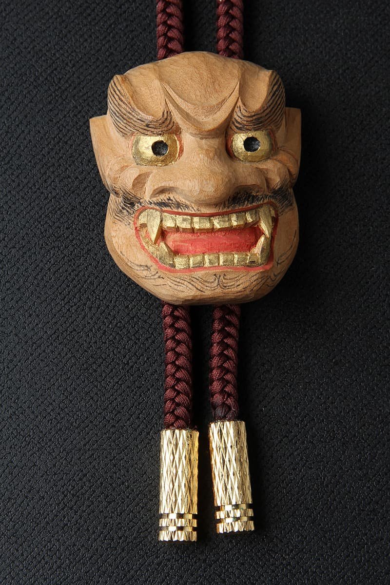 白檀棒タイ、能面 EE258 【花岡楽心 作】唐白檀「能 獅子口面」ループタイ 全長59.5cm 総