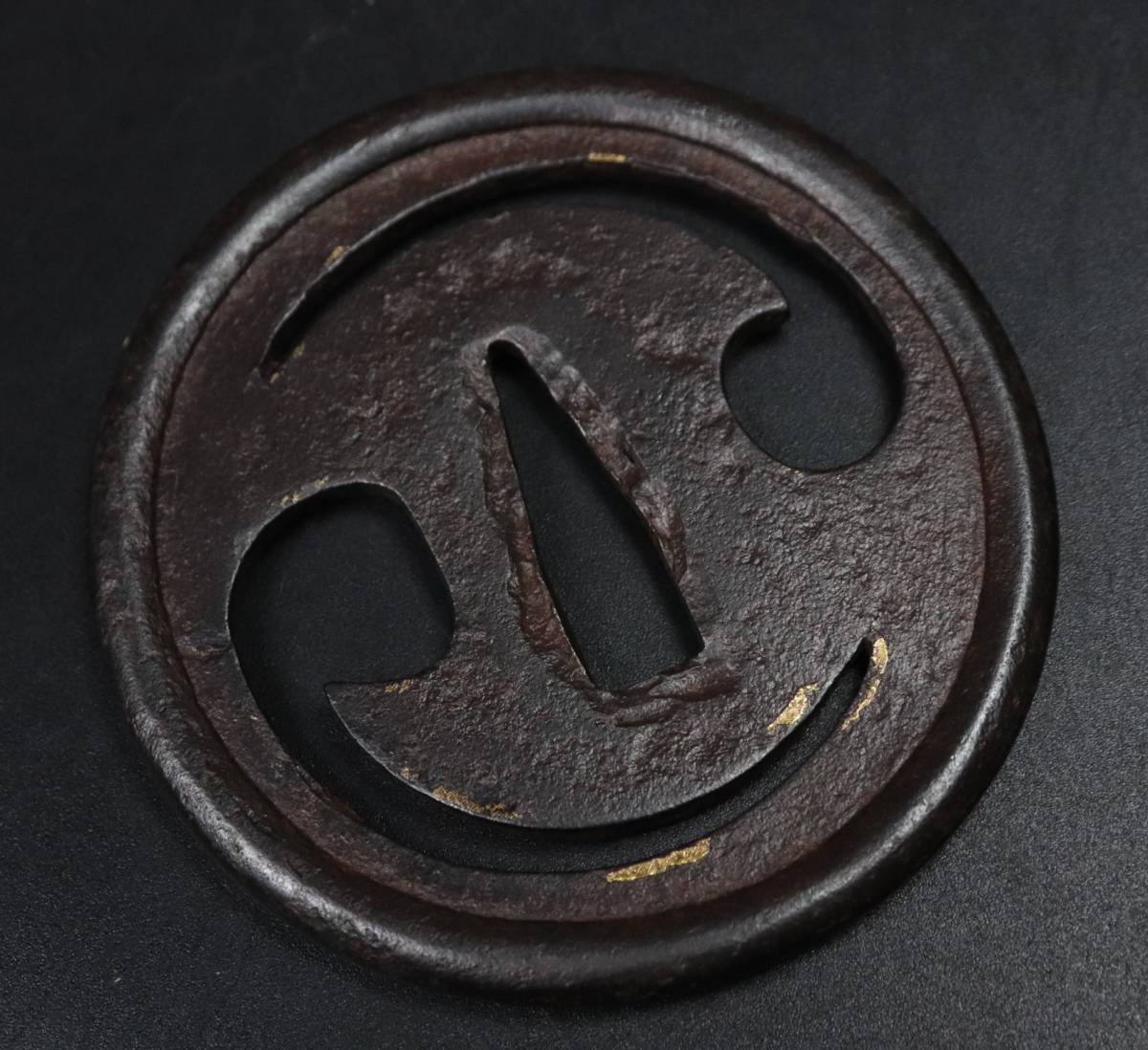 T928】】時代武具 刀装具 特別貴重小道具 二巴透鍔 鉄地丸形 甲冑師鍔