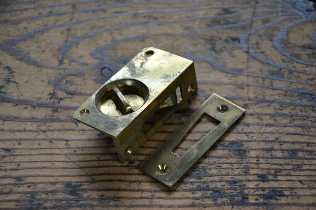 NO.7077 古い真鍮鋳物の内締 左 60mm 検索用語→A100gアンティークビンテージ古道具真鍮金物棚建具ドア引き戸扉