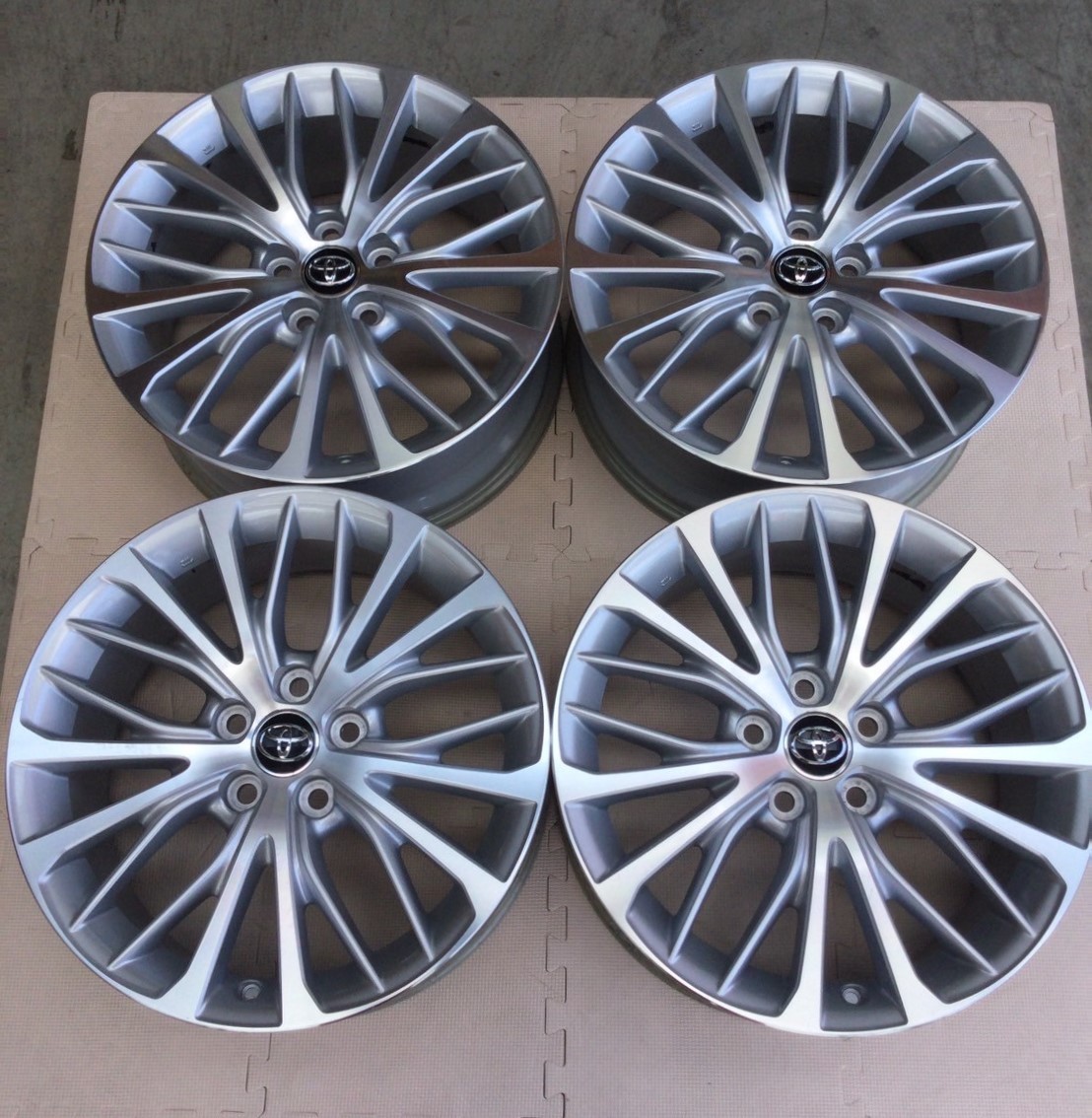 トヨタ純正ホイール カムリ70系 18インチ 8J+50 5H PCD114.3 ハブ径