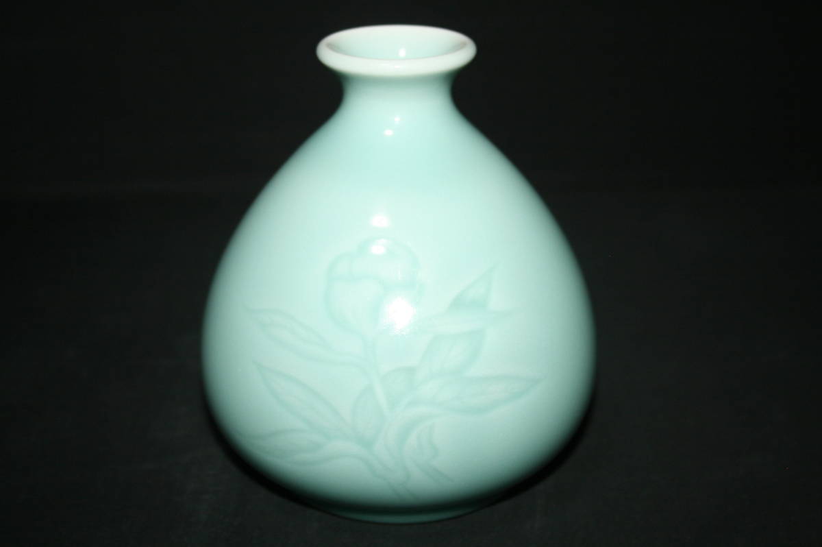 ☆伊万里・鍋島焼／小笠原長春作／鍋島青磁／草花文／花瓶 - 小笠原