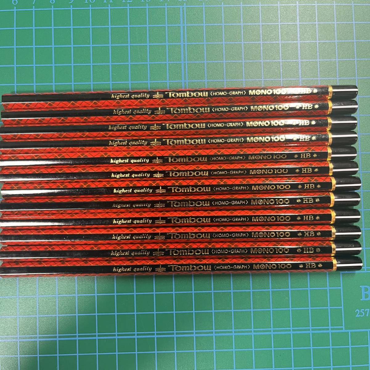 【得価，セール】 廃番 Tombow トンボ鉛筆 MONO 100 04 HB 赤チェック えんぴつ 1ダース(鉛筆)｜売買されたオークション情報、yahooの商品情報をアーカイブ公開 - オークファン 鉛筆
