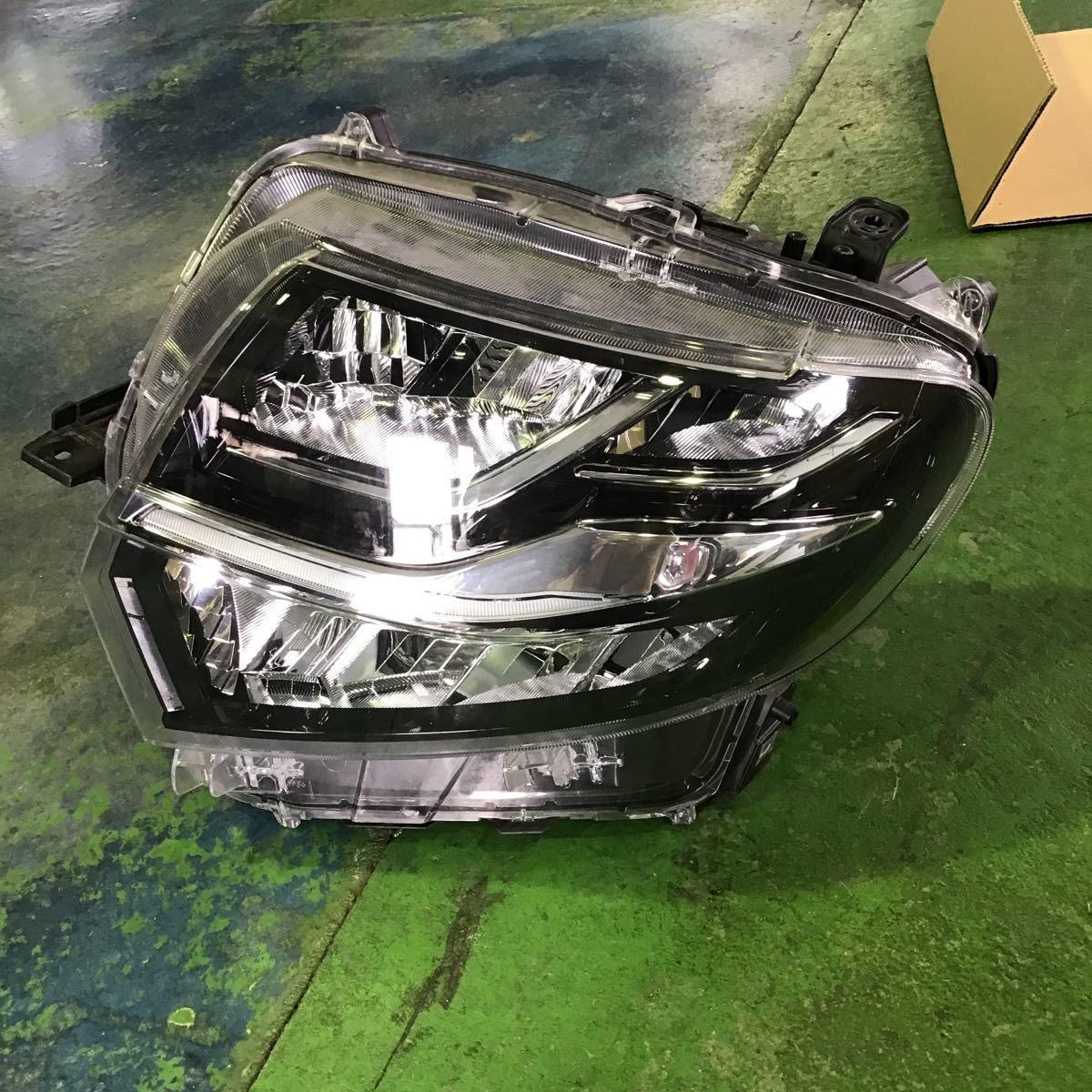 品質保証，得価 タントカスタム LA650S 左ヘッドライト LED 破損無し