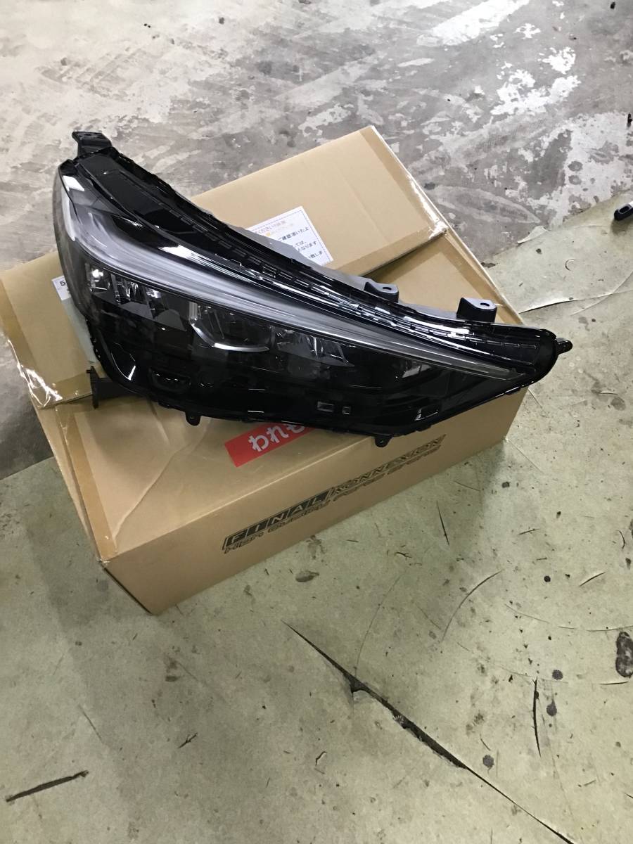 ヴェゼル RV J8 右 ヘッドライト ヴェゼル RV系 右 ヘッドライト