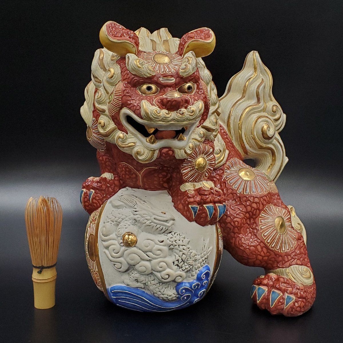 九谷焼　八幡釜　須栄義　獅子　龍玉　置物　床飾　縁起物　高さ35㎝　BK045 九谷焼 八幡釜 須栄義 獅子 龍玉 置物 床飾 縁起物 高さ35