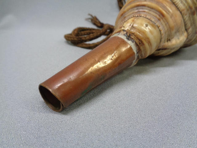 【蔵出し品】　♪　時代 法螺貝（法螺笛 陣貝）　紐付き　約２７．７ｃｍ　ほら貝／ホラ貝　楽器　修験道　山伏　行者　仏教　密教