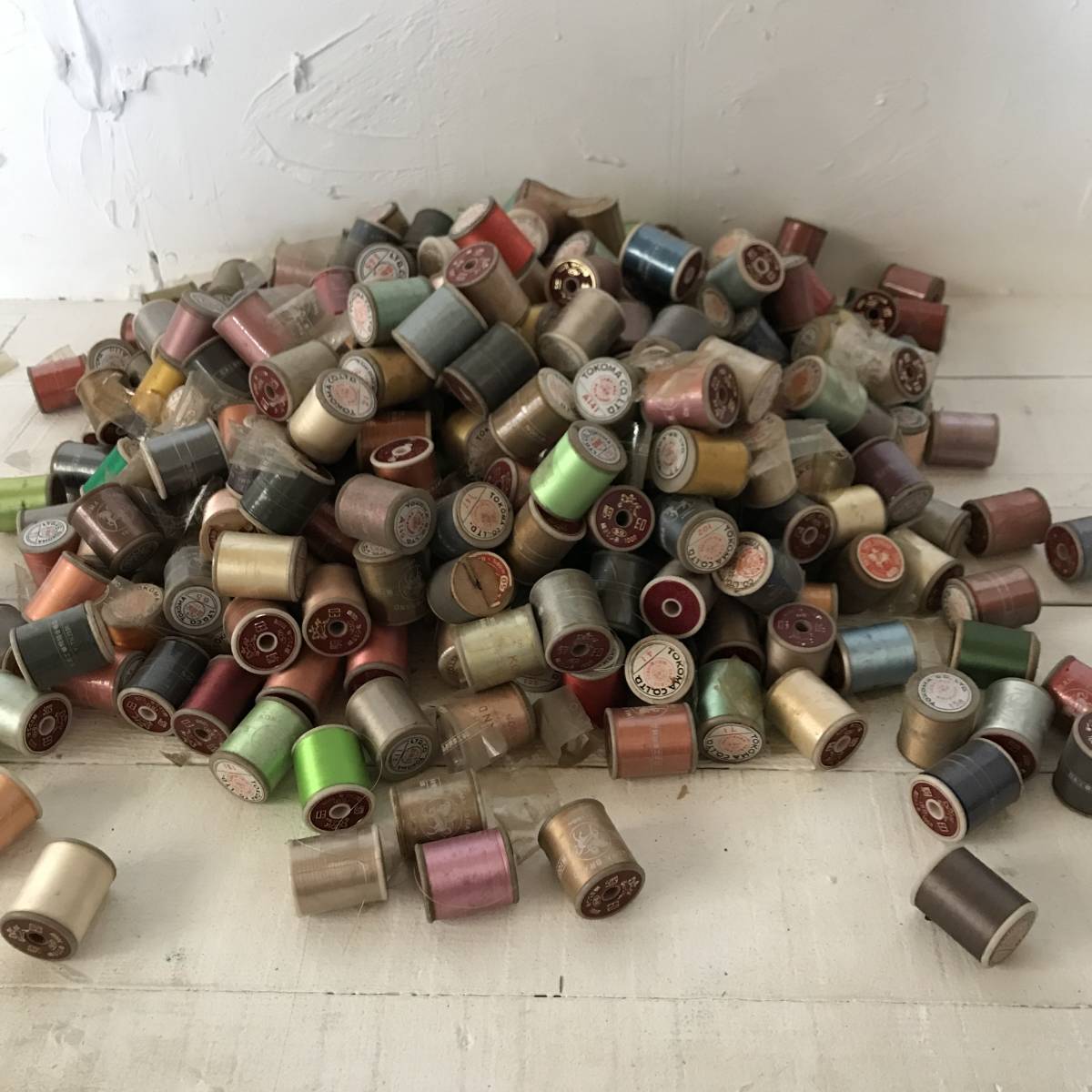 経年保管 ジャンク扱い ミシン糸 300個 什器 ディスプレー 駒糸 ミシン